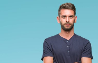 Yakışıklı delikanlı izole arka plan şüpheci ve sinir, onaylamayan ifade yüz çapraz kolları üzerinde. Negatif kişi.
