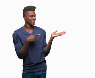 Genç Afro-Amerikan adam üzerinden hayran ve el ile sunulması ve parmak ile işaret ederken kameraya gülümseyen izole arka plan.