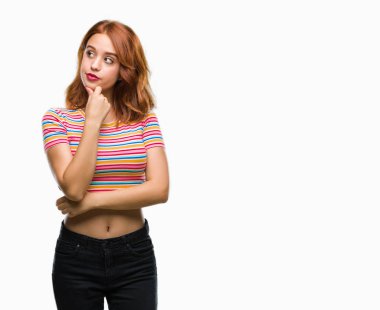 Genç güzel kadın elle çene düşünme hakkında soru, dalgın ifade izole arka plan yüzünden. Düşünceli yüzüyle gülümsüyor. Şüphe kavramı.