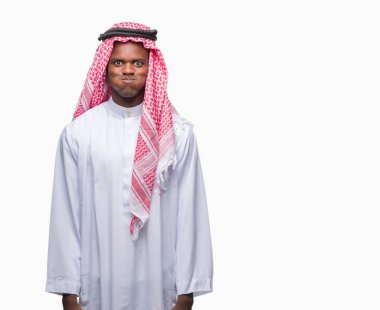 Komik surat ile yanakları şişirme izole arka plan üzerinde geleneksel keffiyeh giyen genç Arapça Afrika adam. Ağız ile hava, deli ifade şişirilmiş.