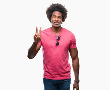 Gösterilen ve parmakları ile işaret izole arka plan üzerinde Afro Amerikalı adam ikincisi ise kendinden emin ve mutlu gülümseyerek.