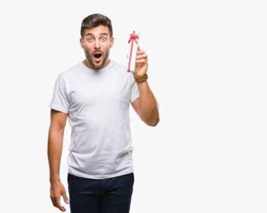 Sevgililer hediye izole arka şok sürpriz yüzü, korkuyor ve korku ifadesi ile heyecanlı olan korkmuş üzerinden veren aşık genç yakışıklı adam