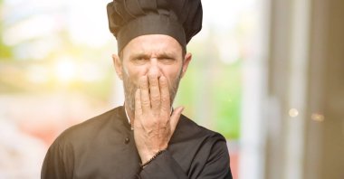 Sessizlik ve hata kavramlar, korkmuş ifade şokta, Chef şapka kapaklar ağız giyen üst düzey aşçı adam utangaç, görünüyor