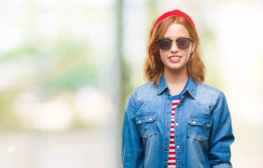 Genç güzel kadın yüzünden izole arka yüzünde mutlu ve güzel bir gülümseme ile güneş gözlüğü takıyor. Şanslı kişi.