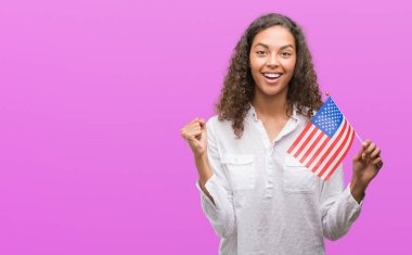 Estates gurur çığlık ve zafer ve başarı çok heyecanlı, kutluyor duygu tezahürat Amerika bayrağı tutan genç İspanyol kadın