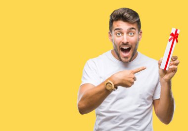 Sevgililer hediye izole arka el ve parmak ile işaret çok mutlu üzerinden veren aşık genç yakışıklı adam