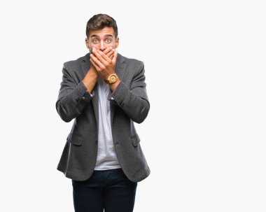 Genç yakışıklı iş adamı izole arka plan ağız hata için elleriyle kapsayan şok içinde. Gizli kavramı.