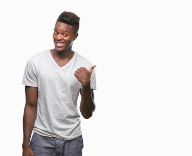 Genç Afro-Amerikan adam arıyor ve başparmak yanında yukarıyı mutlu yüz ile gülümseyen izole arka plan üzerinde.