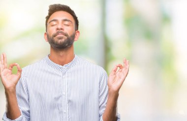 İzole arka plan yetişkin İspanyol adam rahatla ve gülümseyen gözlerle kapalı parmak jestle meditasyon yapıyor. Yoga kavramı.
