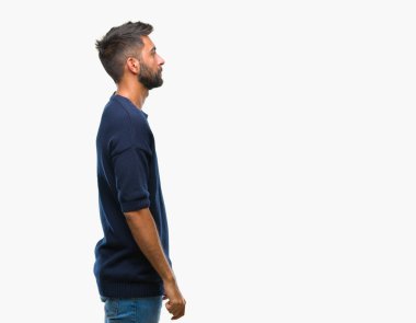 İzole arka tarafına, seyir yetişkin İspanyol adam sakin ol kendine güvenen gülümseme ile doğal yüz pozuyla profili.