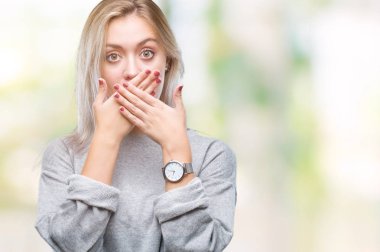 Genç Sarışın kadın izole arka plan ağız hata için elleriyle kapsayan şok yüzünden. Gizli kavramı.