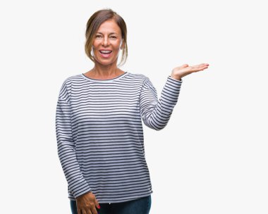 Orta yaş neşeli sunulması ve kameraya bakarak avucunun ile işaret gülümseyen izole arka plan üzerine İspanyol kadın kıdemli.