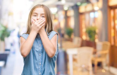 Genç güzel kız izole arka plan ağız hata için elleriyle kapsayan şok yüzünden. Gizli kavramı.