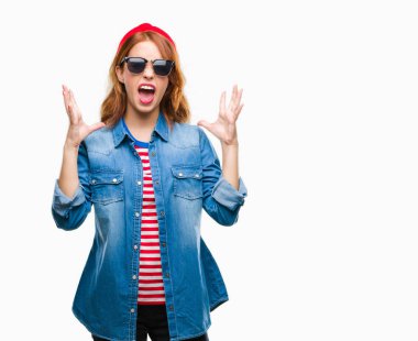 Genç güzel kadın yüzünden kızgın ve silah ile başarı için deli kutluyor güneş gözlüğü takıyor izole arka plan ortaya çıkar ve heyecanlı çığlık gözler kapalı. Kazanan kavramı