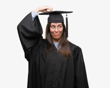 Mezun kap ve üniforma giyen genç İspanyol kadın yanıltır ve soru hakkında merak ediyorum. Şüphe, kafasına el ile düşünme ile belirsiz. Dalgın kavramı.