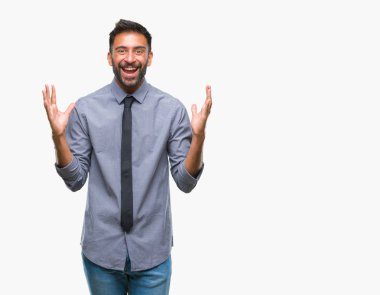 Yetişkin İspanyol iş adam deli kutluyor arka plan izole ve başarı için kaldırdı kollarını açarak hayrete ve heyecanlı çığlık gözleri açık. Kazanan kavramı