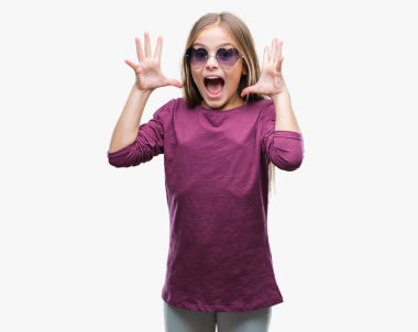 Genç güzel kız üzerinde güneş gözlüğü takıyor deli kutluyor arka plan izole ve silah ile başarı için yükseltilmiş ve açık gözleri heyecanlı çığlık hayrete düşürdü. Kazanan kavramı