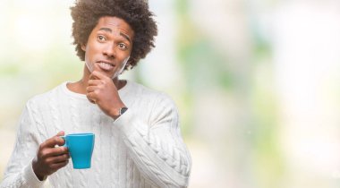 Afro Amerikalı adam izole arka plan ciddi bir yüz düşünme hakkında soru, çok karışık bir fikir üzerinde kahve içme