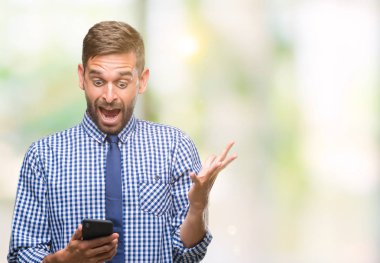 Genç atlatmışsınız adam manifatura üzerinden Smartphone kullanarak ileti gönderme büyük gülümseme ile çığlık zaferini kutluyor ve ellerini kaldırdı arka plan çok mutlu ve heyecanlı, kazanan ifade izole