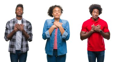 Göğüs kapalı gözler ve yüzünde minnettar jest ile kolaj ile gülümseyen izole arka plan üzerinde afro saçlı grup Afro-Amerikan halkının eller. Sağlık kavramı.