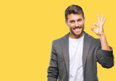 Genç yakışıklı iş adamı izole arka plan el ve parmaklar ok işaretiyle yapıyor olumlu gülümseyen üzerinde. Başarılı ifade.