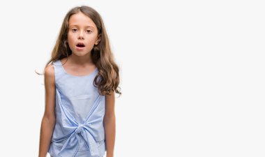 Esmer Latin kız korkuyor ve sürpriz ifade ile şok korku ve yüz heyecanlı.