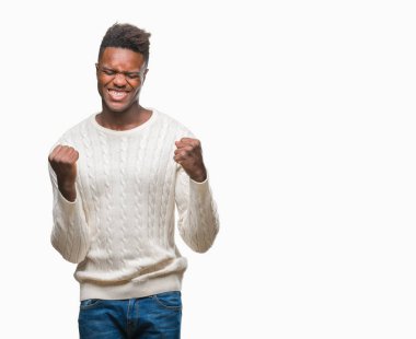 Gülümseyen ve başarı için çığlık genç Afro-Amerikan adam izole arka plan çok mutlu ve heyecanlı kaldırdı, silah ile kazanan jest yapıyor. Kutlama kavramı.