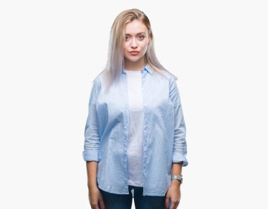 Genç Sarışın kadın yüzünde ciddi bir ifade ile izole arka plan yüzünden. Basit ve doğal kameraya bakıyor.