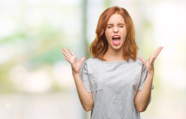 Genç güzel kadın yüzünden kızgın ve silah ile başarı için deli kutluyor izole arka plan ortaya çıkar ve heyecanlı çığlık gözler kapalı. Kazanan kavramı