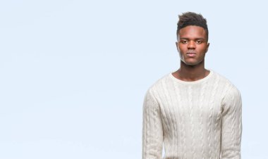 Afrikalı-Amerikalı genç yüzünde ciddi bir ifade ile izole arka plan üzerinde. Basit ve doğal kameraya bakıyor.