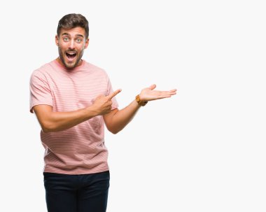 Yakışıklı delikanlı üzerinden hayran ve el ile sunulması ve parmak ile işaret ederken kameraya gülümseyen izole arka plan.