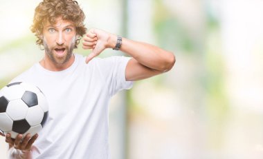 Sürpriz yüz işaret parmağı kendini izole arka plan üzerinde futbol futbol topu tutan Latin asıllı yakışıklı modeli