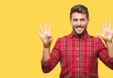 Yakışıklı delikanlı gösterilen ve parmakları ile işaret izole arka plan üzerinde numara 9 kendinden emin ve mutlu gülümseyerek süre.