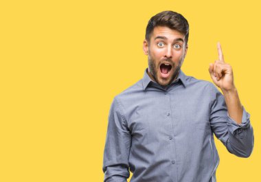 Yakışıklı delikanlı ile başarılı fikir parmağı yukarıyı izole arka plan üzerinde. Çıktıktan ve mutlu. Bir numara.