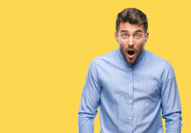 Genç yakışıklı adam korkuyor ve şok sürpriz ifade ile izole arka plan üzerinde korku ve yüz heyecanlı.