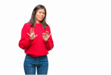 İzole arka plan üzerinde kış kazak giyen genç Asyalı kadın tiksinti ifadesi, memnun ve korkulu tiksinti yüz yapıyorsun çünkü nefret tepki. Elleriyle kaldırdı. Sinir bozucu kavramı.