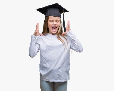 Genç güzel kız deli ve silah ile başarı için deli kutluyor izole arka plan üzerinde yüksek lisans şapkası kaldırdı ve heyecanlı çığlık gözler kapalı. Kazanan kavramı