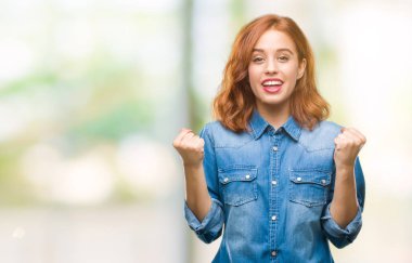 İzole arka plan kutlama üzerinde genç güzel kadın şaşırttı ve başarı için kaldırdı kollarını açarak hayret ve gözleri açık. Kazanan kavramı.