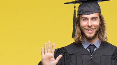 Gösterilen ve parmakları ile işaret izole arka plan üzerinde uzun saçlı Genç mezun yakışıklı kendinden emin ve mutlu gülümseyerek süre yedi numara.