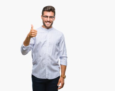 Yakışıklı delikanlı hareketi el ile mutlu yaşasın yapıyor izole arka plan üzerinde. Kameraya bakarak başarı gösteren ile ifade onaylama.