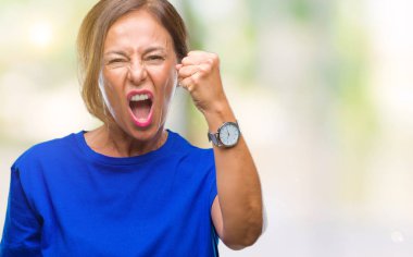 Orta yaş üst düzey İspanyol kadın izole arka plan öfkeli ve sinirli sinirli ve öfke ile bağırarak süre öfkeli yumruk yükselterek yüzünden. Öfke ve agresif kavramı.