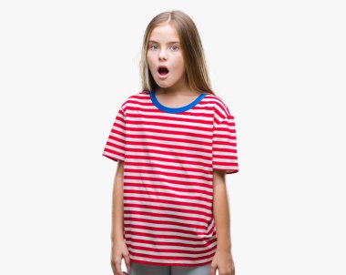 Genç güzel kız korkuyor ve şok sürpriz ifade ile izole arka plan üzerinde korku ve yüz heyecanlı.