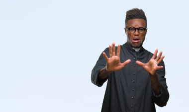Şokta bağırarak izole arka plan korkuyor ve dehşet korku ifade dur hareketi el ile ile genç Afro-Amerikan rahip adam. Panik kavramı.