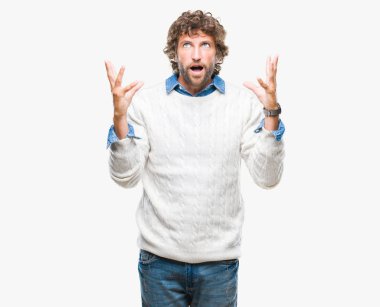 İspanyol yakışıklı model giyen izole arka plan deli üzerinde kış kazak ve kızgın bağırarak ve agresif ifade ve silah kaldırdı bağırıyor. Hayal kırıklığı kavramı.