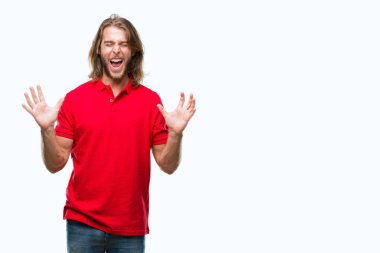 Kızgın ve silah ile başarı için deli kutluyor izole arka plan üzerinde uzun saçlı yakışıklı delikanlı kaldırdı ve heyecanlı çığlık gözler kapalı. Kazanan kavramı