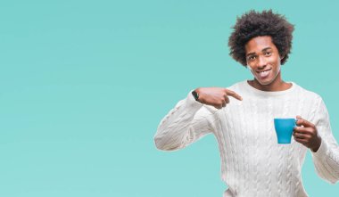 Afro Amerikalı adam kendisi için sürpriz yüz işaret parmağı ile izole arka plan üzerinde kahve içme