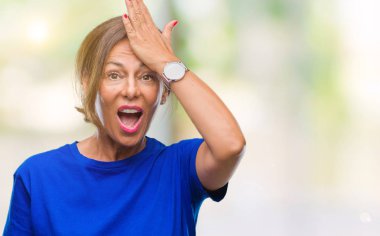 Orta yaş üst düzey İspanyol kadın izole arka kafasına hata için el ile sürpriz yüzünden hata hatırlıyorum. Unuttum, kötü bellek kavramı.