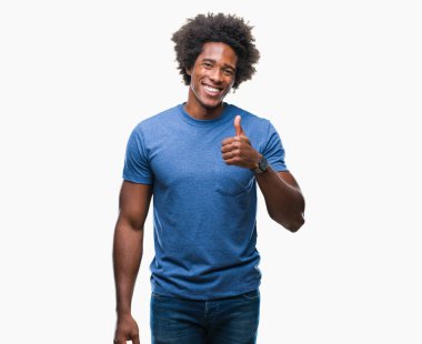 Hareketi el ile mutlu yaşasın yapıyor izole arka plan üzerinde Afro Amerikalı adam.