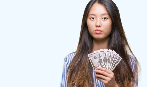 Jovem Mulher Asiática Segurando Dólares Sobre Fundo Isolado Com Uma — Fotografia de Stock