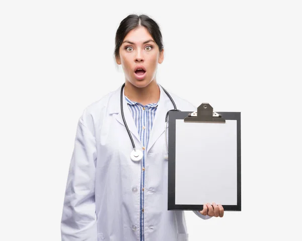 ヒスパニック系女医女性持株クリップボード驚き顔 恐怖表現と興奮とショックで怖い — ストック写真